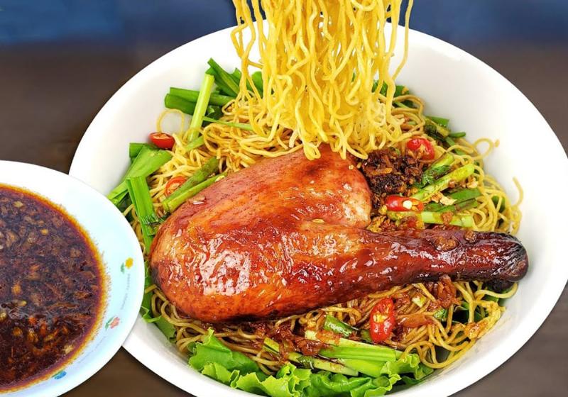 Miếng gà áp chảo với lớp da vàng giòn hấp dẫn.